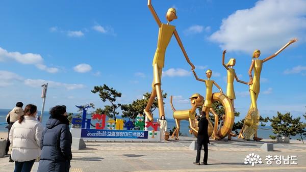 연휴 마지막 날인 2일 오후 보령 대천해수욕장을 찾은 관광객들의 모습