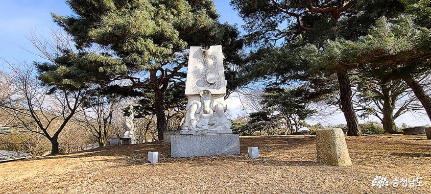 백제의 조각기술을 이어받은 작품 감상할 수 있는 구드래조각공원 사진