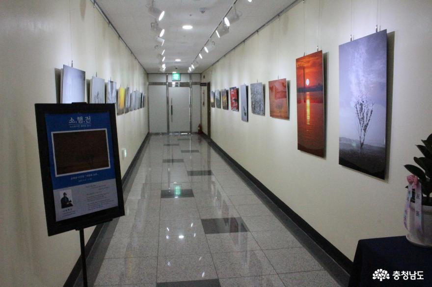 작품이 전시되고 있는 논산문화원 1층 로비