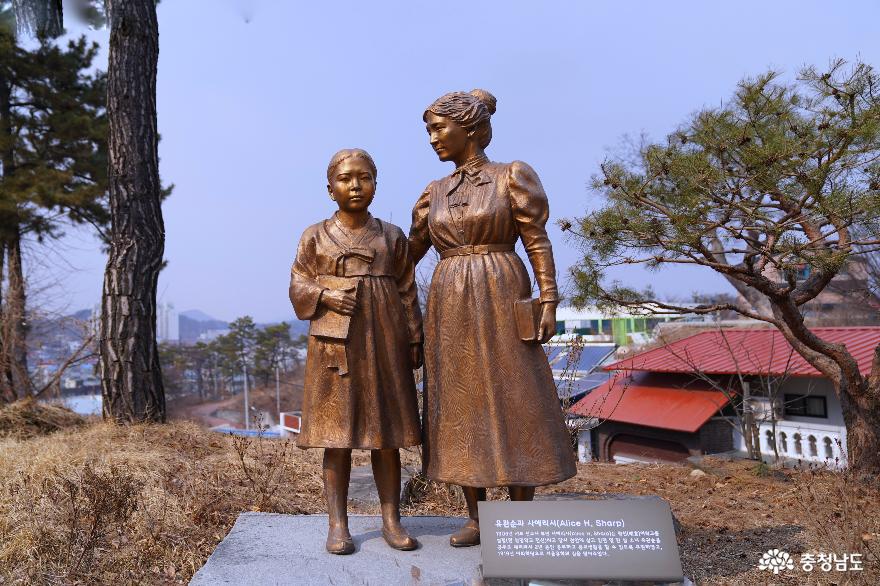 공주영명학교 교정에 사애리시 선교사와 유관순 열사의 동상이 세워져 있다.