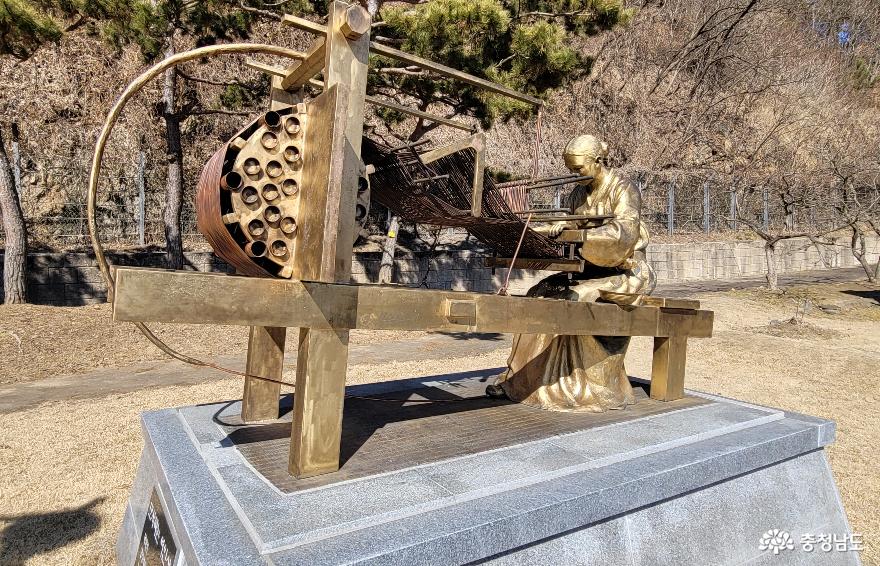 한산모시기념관의 모시 짜는 여인상. 