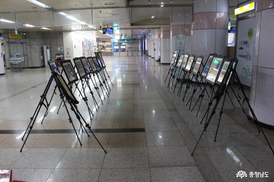‘금강 사진 그림 공모전 수상작 전시회’가 열리고 있는 지하철 대전시청역사