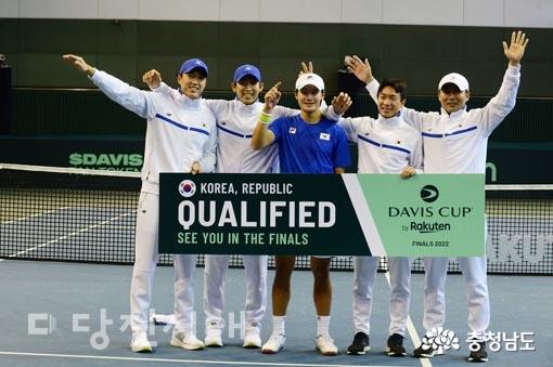 사진=대한테니스협회, 대한민국 남자 테니스 대표팀이 15년 만에 국가대항전 데이비스컵 파이널스에 진출한다. 권순우 선수(가운데)가 이번 예선에서 2승을 올리며 파이널스 진출을 이뤄냈다.