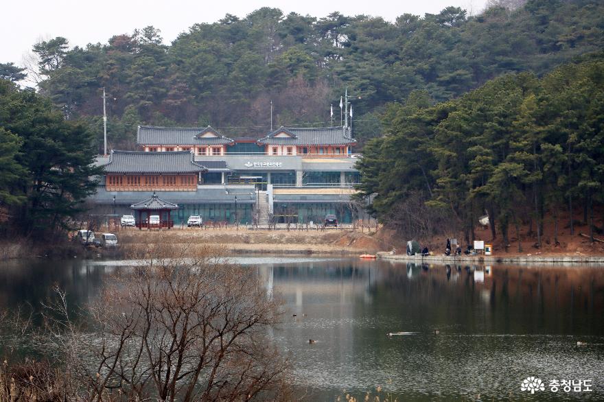 병사저수지가 내려다 보이는 곳에 자리한 ‘한국유교문화진흥원’ 