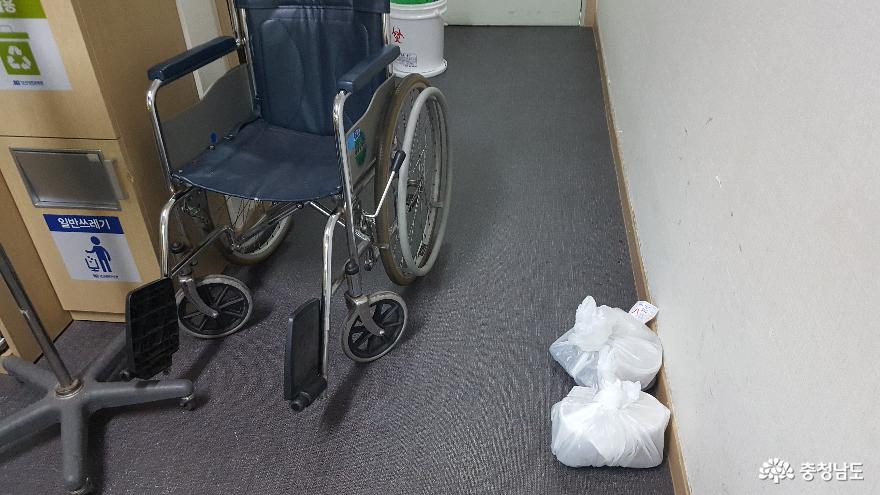 버릴 때도 포장했던 그대로 비닐봉지에 싸서 폐기해야 한다. 병실 안에는 폐기물통이 따로 있다. 
