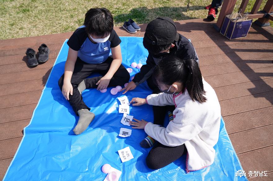 공주수촌리고분군에서 수촌초등학교 5,6학년들이 보물찾기와 보물 이름 맞추기를 하며 지역 문화재를 배우고 있다.