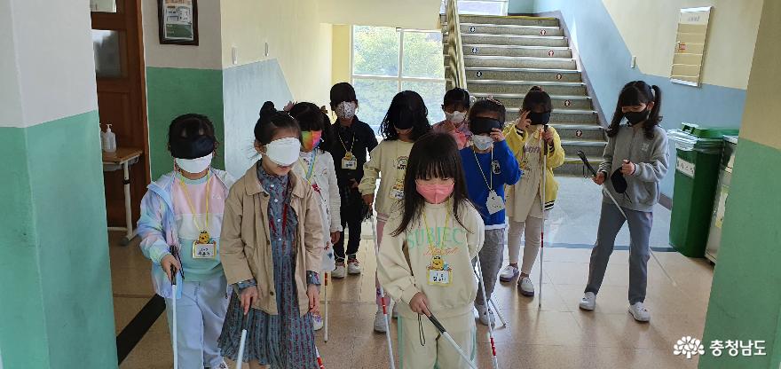 서산동문초 학생들이 시각장애 체험을 하고 있다