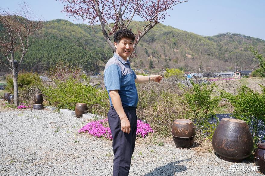 도연정의 조우현 사장님께서 직접 농사짓고 있는 밭을 보여주고 있다.