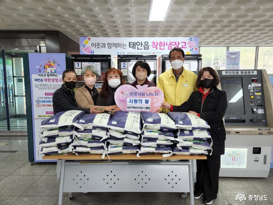 태안백화라이온스클럽 강태숙 회장과 회원들이 태안읍에 사랑의 쌀을 기탁하고 있다.