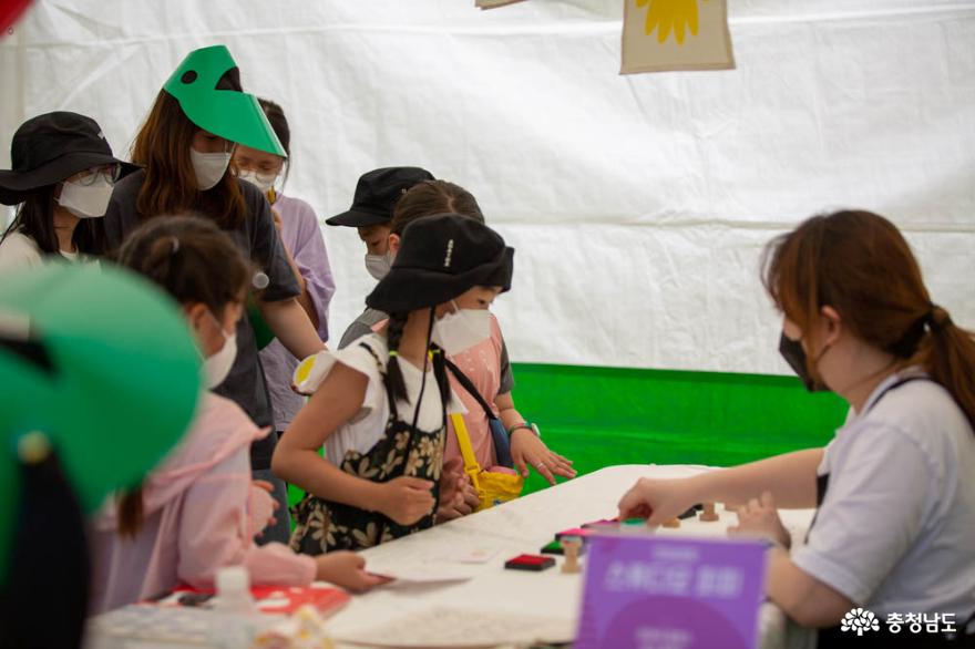 마스크 너머 환한 웃음소리가 울려 퍼진 천안 어린이날 행사 사진