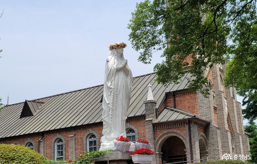 공세리 성당의 마리아상. 