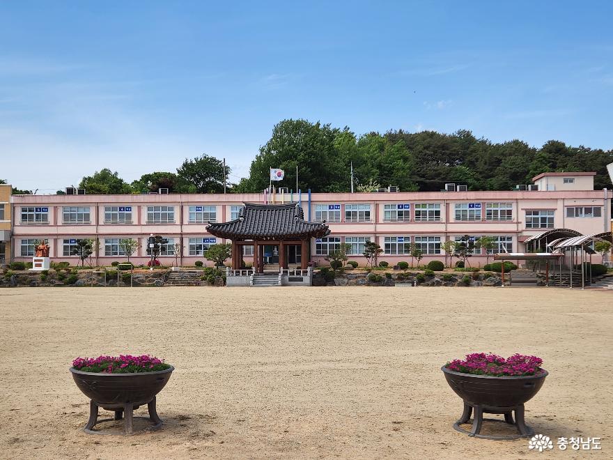 전통의 건축양식 조회대와 골프, 승마교실의 현대가 어우러진 학교.