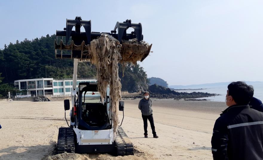 해양쓰레기 먹는 기계 ‘스키드 스티어 로더’ 태안 해변 누빈다!
