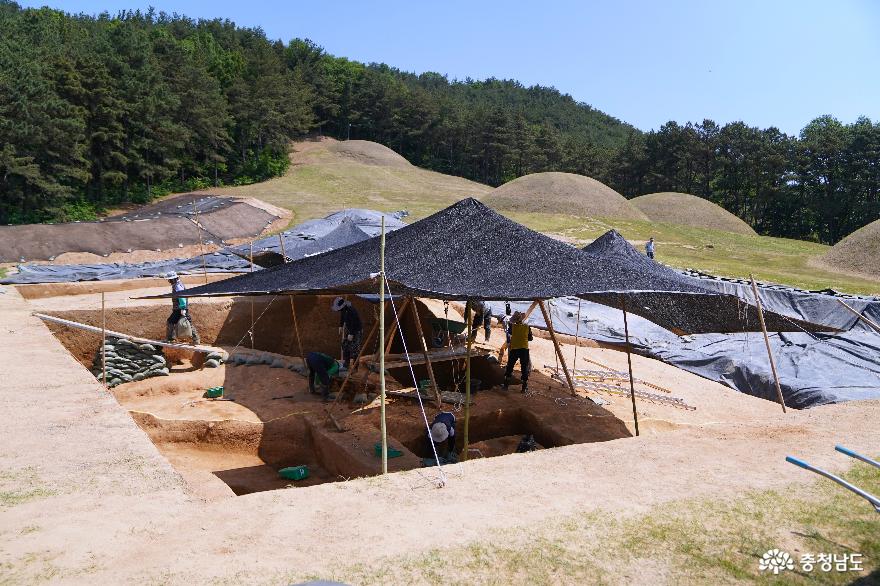 부여왕릉원의 발굴 조사는 계속되고 있다.