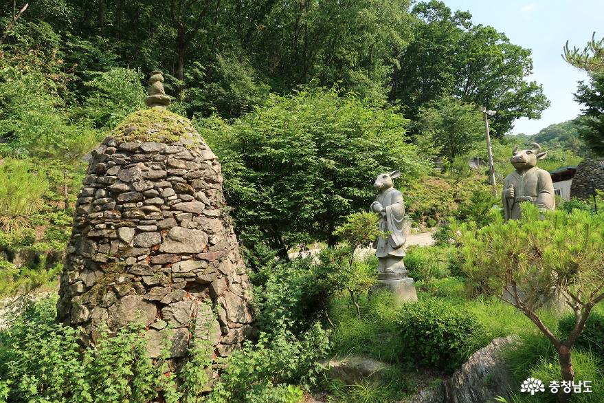 야생화, 불상, 나무 조각작품, 연꽃 연못으로 아름다운 사찰 천왕사 사진