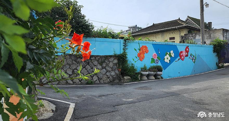 능소화와 벽화가 멋지게 어우러진 논산 야화리(野花里) 솟대마을 사진