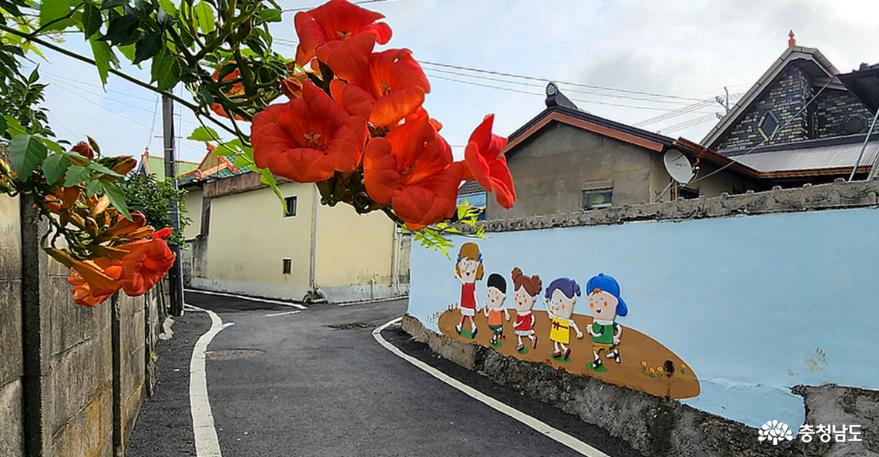 능소화와 벽화가 멋지게 어우러진 논산 야화리(野花里) 솟대마을 사진