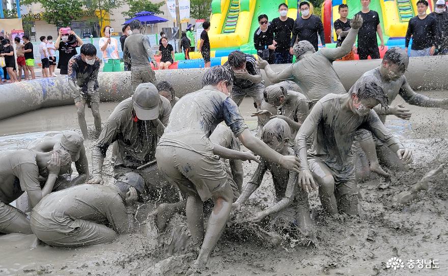 Boryeong Sea Mud Exhibition, held until August 15, at Daecheon Beach, Boryeong-si, Chungcheongnam-do. 