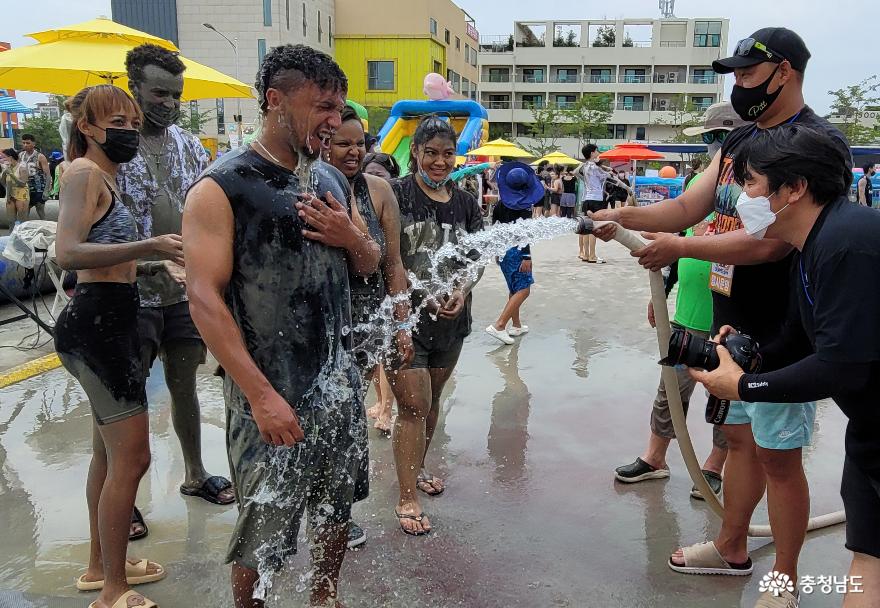 Visitors washing mud off bodies at the Mud Experience Zone. 