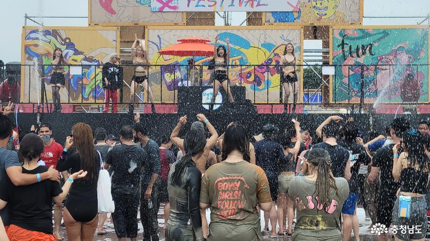 Boryeong Sea Mud Exhibition Mud Experience Zone’s performance stage.   