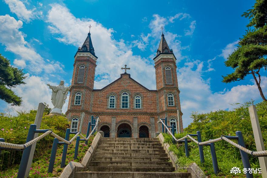 한국 천주교의 역사를 담고 있는 당진 합덕성당의 아름다운 풍경