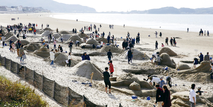 지난 2018년 신두리 해수욕장 일원에서 개최됐던 모래조각 페스티벌 및 걷기 체험행사 모습.