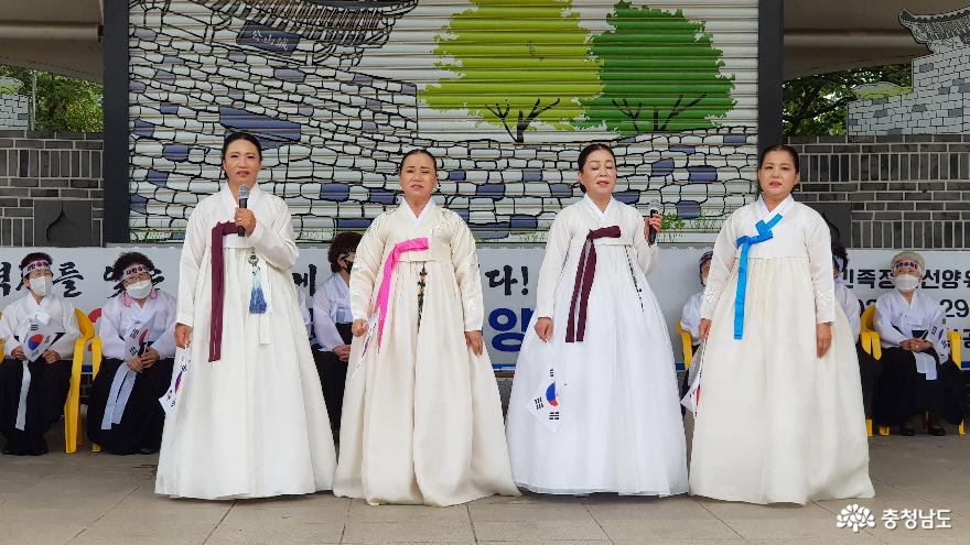 남은혜 경기민요 전수자와 공주아리랑보존회 회원들이 공연을 하고 있다.