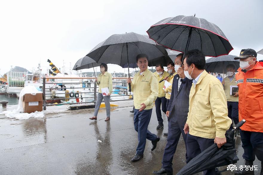 김태흠 지사가 태풍 힌남노 북상에 따른 태안 안흥항 긴급점검에 나섰다. 