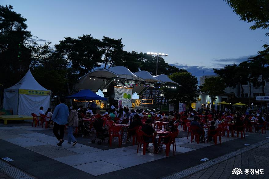 공주산성시장 문화공원에서는 밤마실야시장이 열렸다.