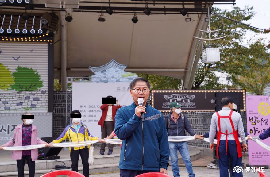 공주산성상인회 '이상욱' 회장이 행사 참여자들에게 인사 말씀을 올리고 있다.