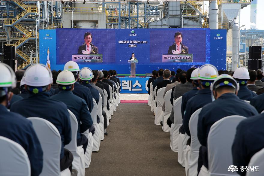 김태흠 지사가 중질유 기반 석유화학설비 공장 준공식에서 축사를 하고 있다. 