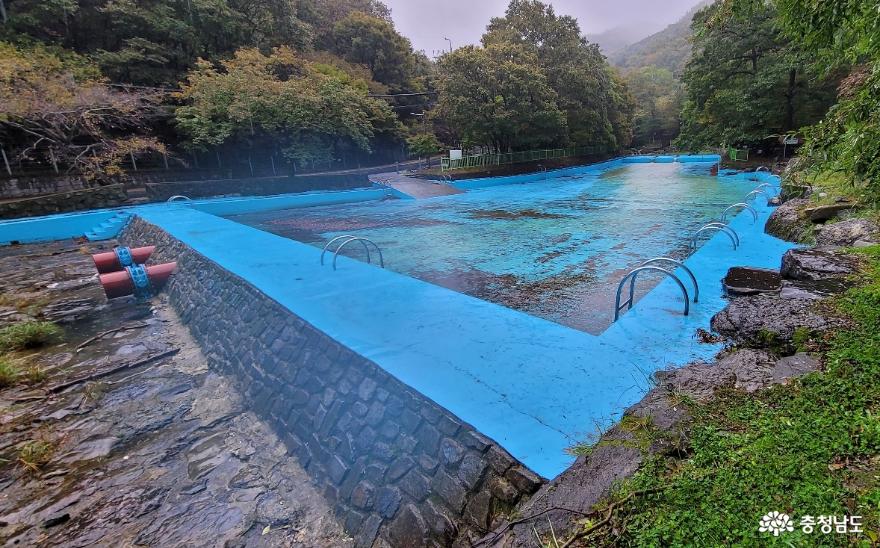 성주산 자연휴양림 계곡 수영장. 여름철만 운영된다.