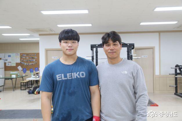 차병준 선수(왼쪽)와 김현수 신성대 역도부 코치(오른쪽)