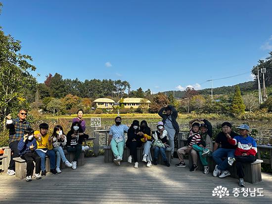 태안군청소년방과후아카데미 청소년들이 천리포수목원에서 환경교육을 받고 있다.