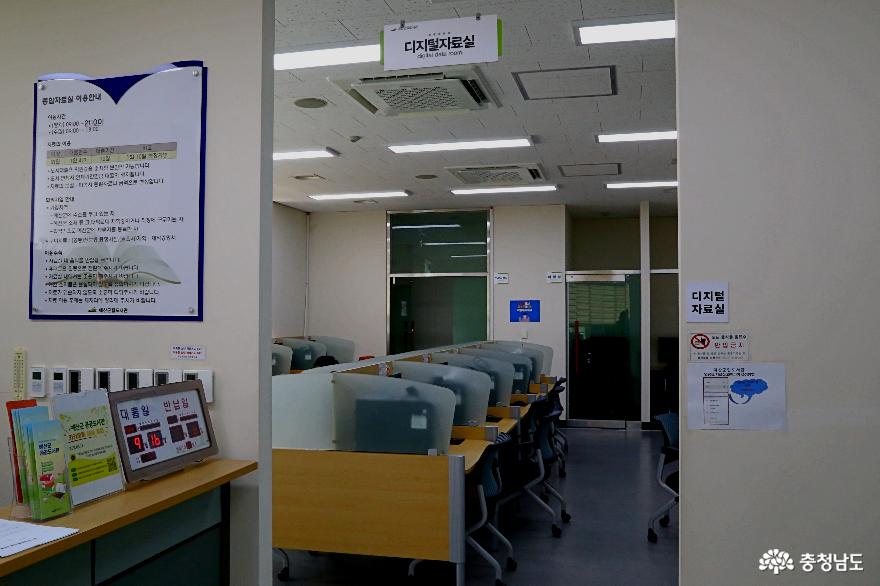 충남 예산 지역 향토자료실을 갖춘 예산군립도서관 도서 여행 사진