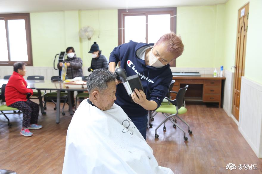 어르신 미용봉사하는 김현구 현’s헤어 대표 (채운동) “고향 마을 위한 재능기부 미용봉사”