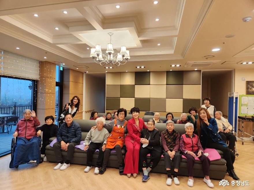 한국문화연예협회가 지난 5일 다솜요양센터에서 어르신들을 위한 위안공연을 진행했다.
