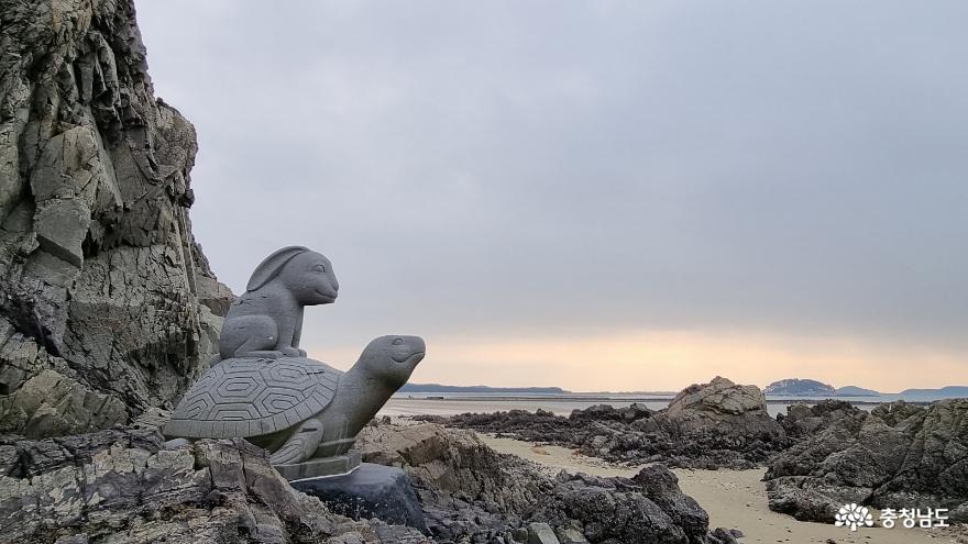 태안군 남면 청포대해변에 자리한 자라바위. 자라바위 앞 자라 등에 오른 토끼 조형물이 설치돼 별주부전의 유래지라는 상징성을 부여하고 있다.