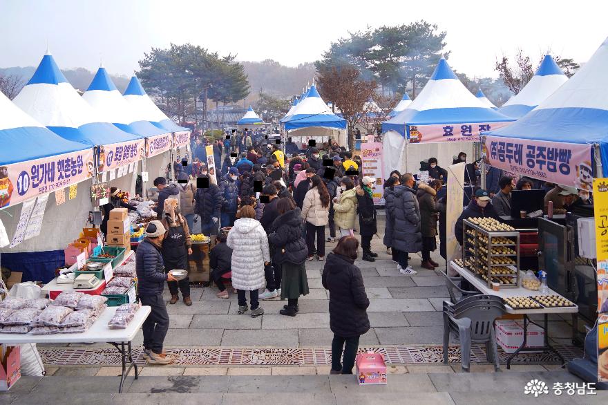 제6회 겨울공주 군밤축제는 아트센터 '고마' 일대에서 개최되었다.