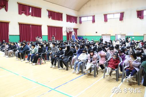 송산초등학교 졸업식 풍경, 노래와 함께 한 특별한 졸업식
