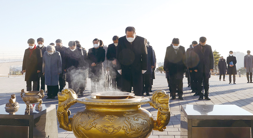 충남도의원과 의회사무처 간부 직원들이 지난 2일 오전 홍성군 소재 충남보훈공원 충혼탑 참배를 시작으로 계묘년 첫 일정을 시작했다. 