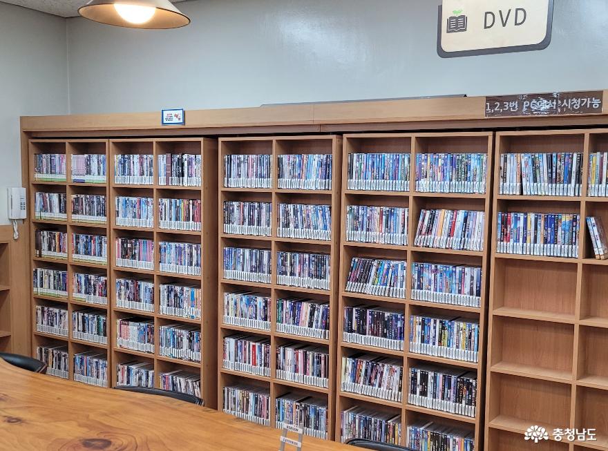 천안 쌍용도서관 DVD자료실.