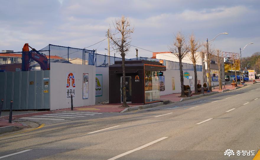 2022년 12월 말경, 공주시 옥룡동행정복지센터 맞은편에 '스마트 버스정류장'이 설치됐다.