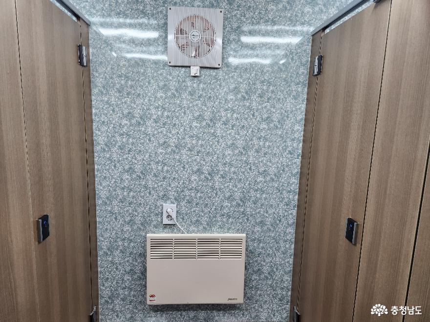 환풍기와 온풍기가 가동되는 예산휴게소 임시화장실 (숙녀용)