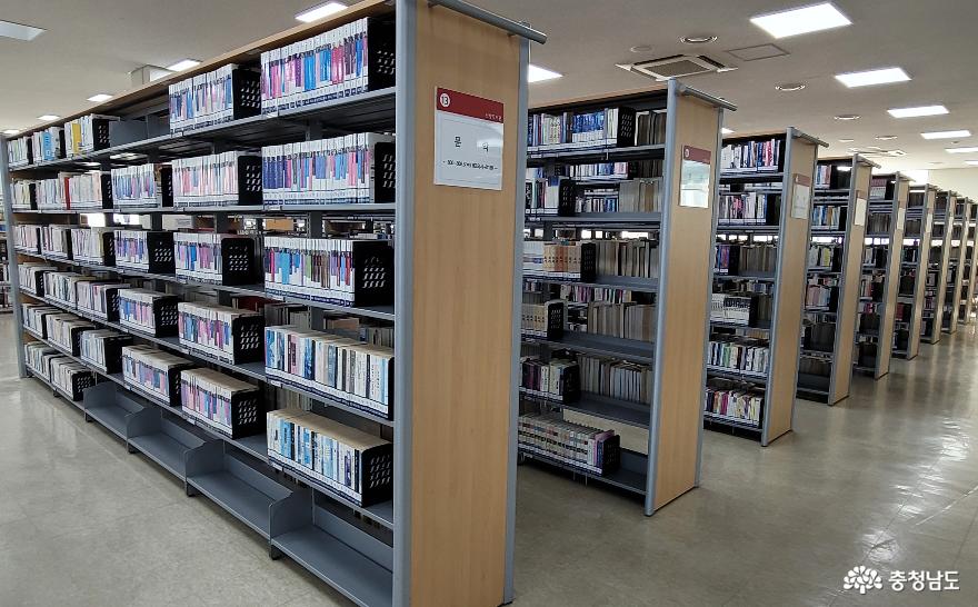 천안 신방도서관에는 11만8000여종의 도서와 비도서가 갖춰져 있다.  