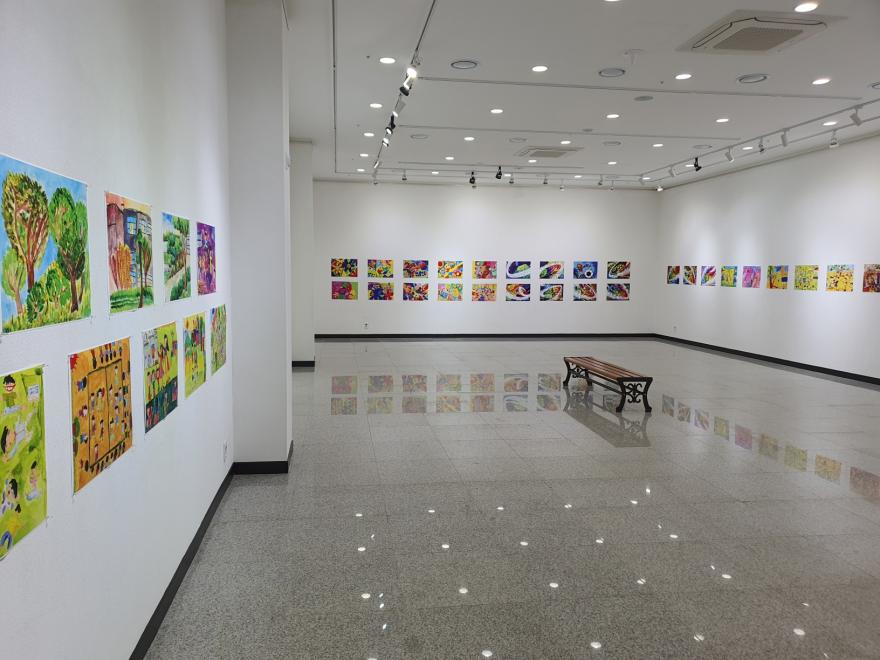 태안문화원 1층 전시실에서는 ‘응답하라 1999’를 주제로 1999년 미술실기대회 입상작들이 전시되고 있다.