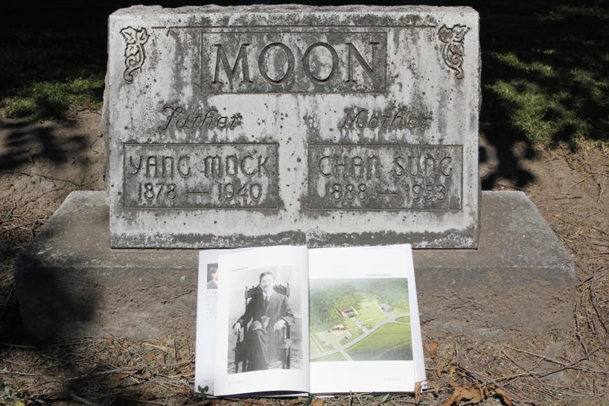 우운 선생의 유해가 잠들어 있는 미국 서부 캘리포니아 중부도시인 스탁톤에 위치한 파크뷰 공동묘지. 지난 2016년 본지 취재진이 참배할 당시 우운 선생의 평전을 묘소에 바쳤다.