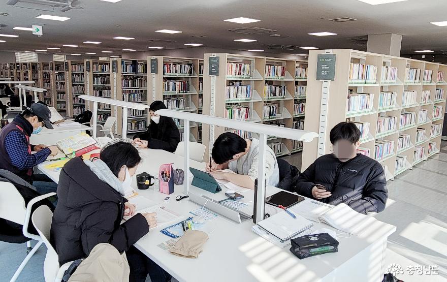 천안 청수도서관 종합자료실 1.