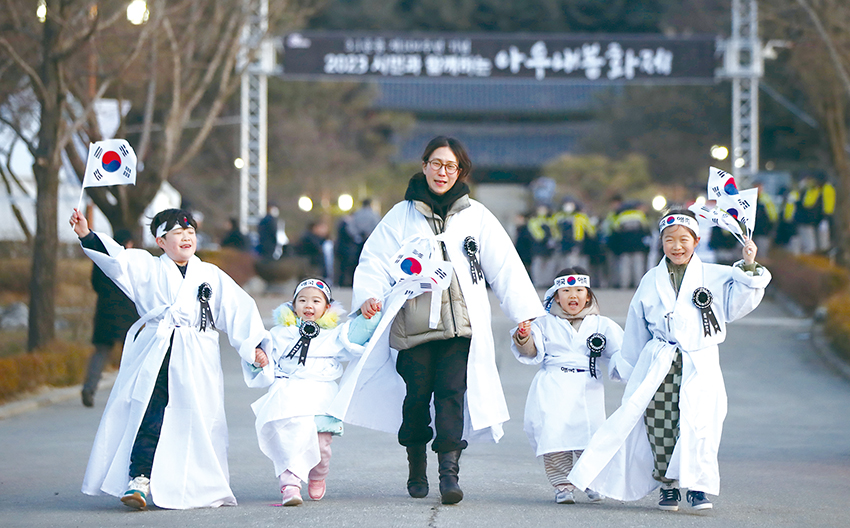 아우내 봉화제가 열린 충남 천안시 병천면 유관순 열사 사적지에서 어린 참가자들이 태극기를 들고 뛰어오고 있다.