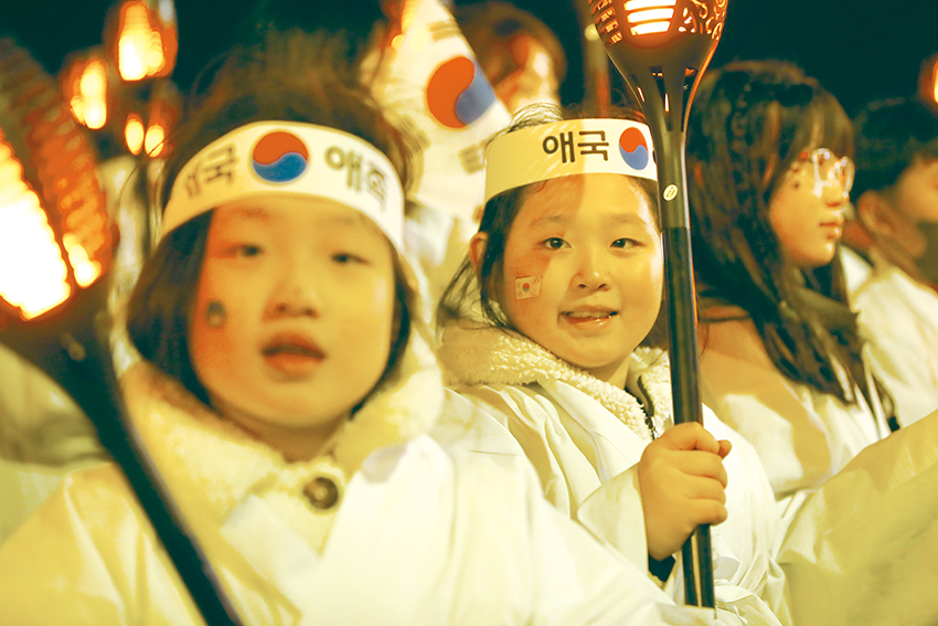 어린이들이 횃불 행진에 참여하고 있다.                      사진/연합뉴스 제공